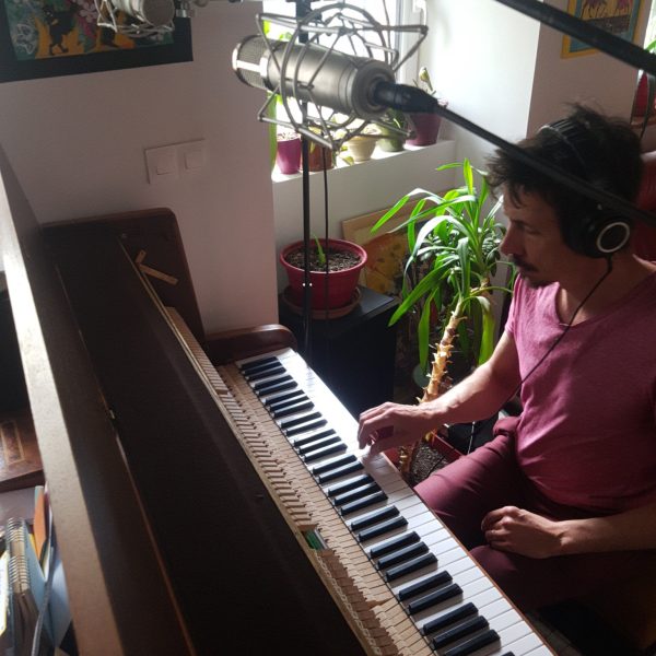 Bretelle au piano à la maison